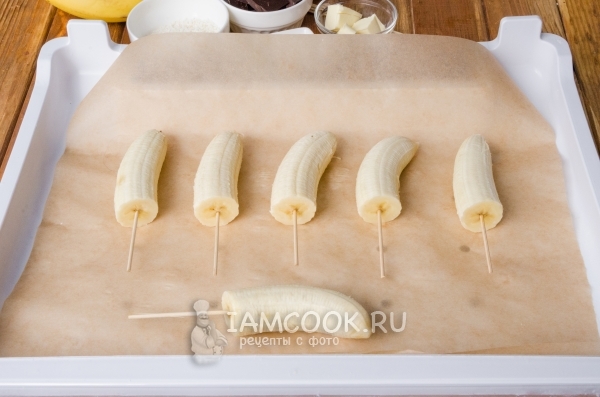 Vložte banány na pergamen