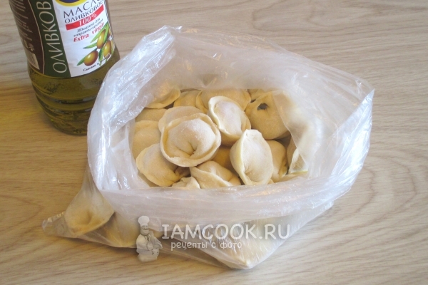 Ingredienser til dumplings i en stegepande
