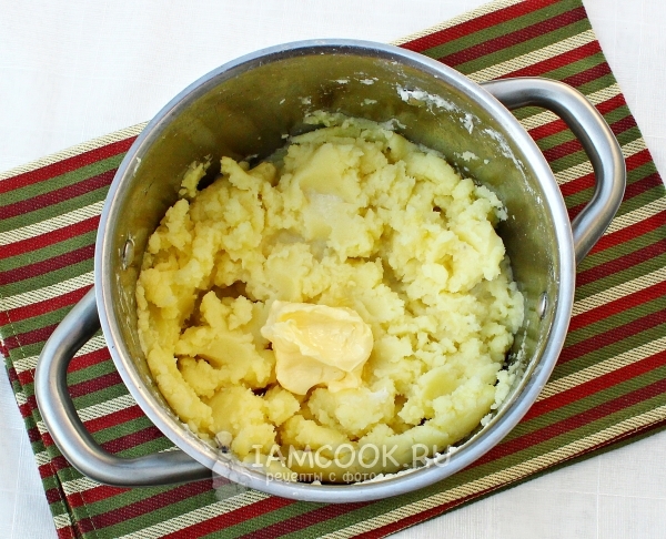 מוסיפים חלב וחמאה לתפוחי אדמה