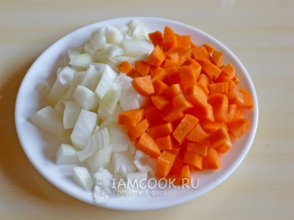 प्याज और गाजर काट लें