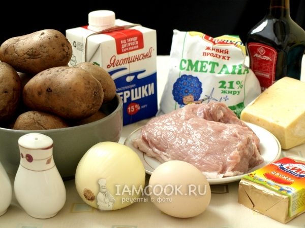 المكونات لحمولة لحم الخنزير مع البطاطا في الفرن
