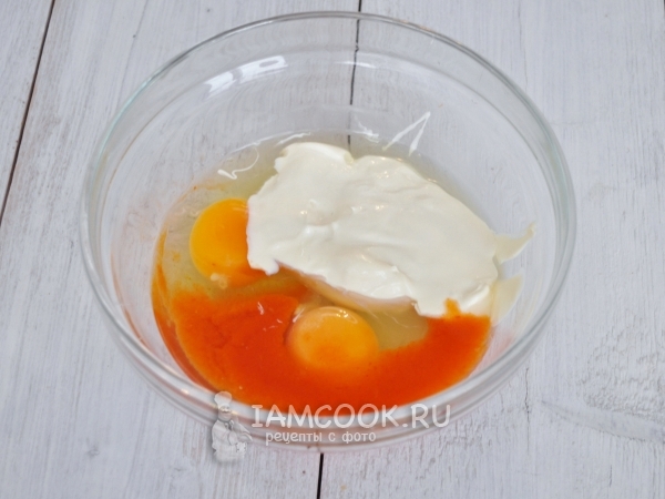クリームとトマトソースで卵を混ぜる