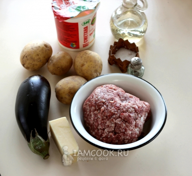 מרכיבים לתבשיל עם חצילים, בשר טחון ותפוחי אדמה