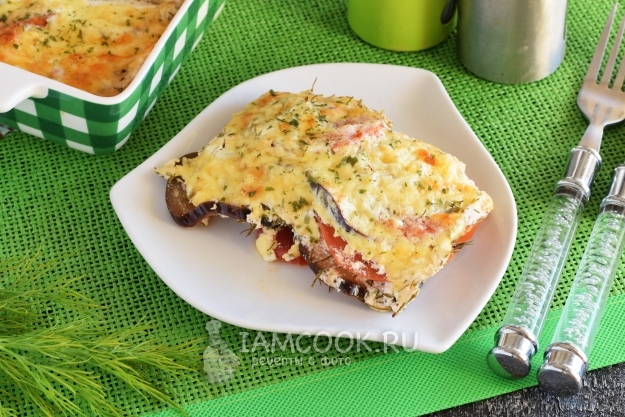 Foto des Kasserolle mit Aubergine, Tomate und Käse im Ofen