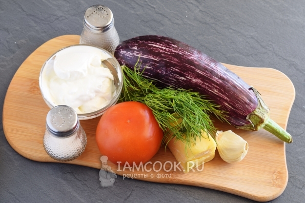 Zutaten für Auflauf mit Auberginen, Tomaten und Käse im Ofen
