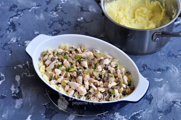 Metti il ​​pollo con i funghi sulle patate