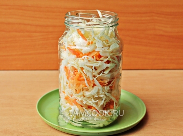 把卷心菜和胡萝卜放在一个罐子里