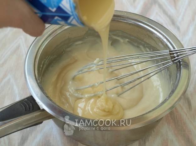 Разбъркайте крема с кондензирано мляко