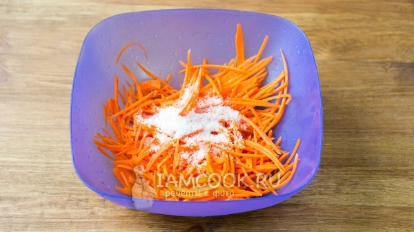 Изсипете сол и захар на моркови