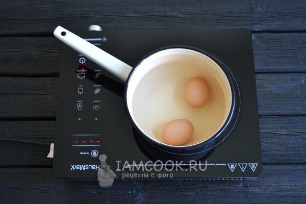 अंडे उबाल लें