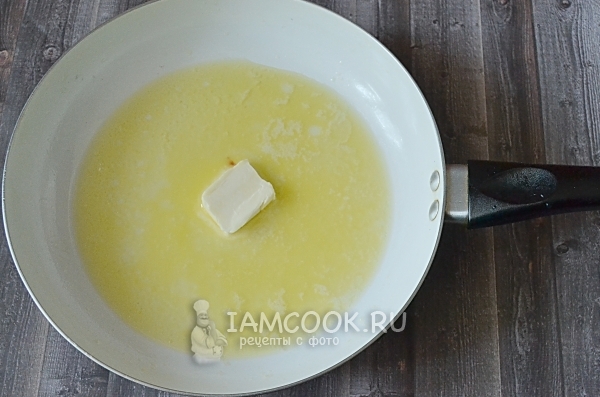 在平底锅上融化黄油