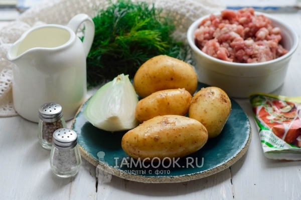 المكونات لبطاطا مقلية مع اللحم المفروم في مقلاة