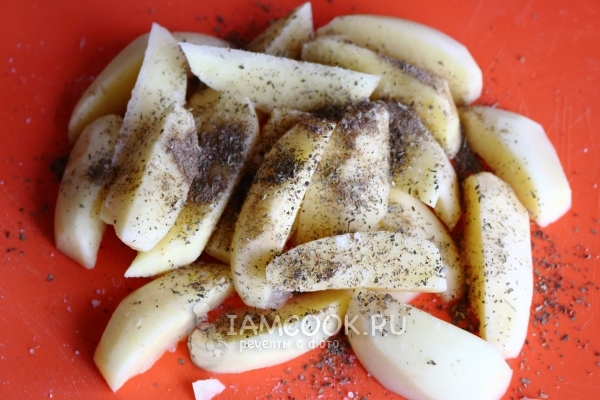 用香料撒上土豆