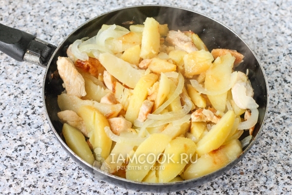 Μια συνταγή για τηγανιτές πατάτες με κοτόπουλο σε ένα τηγάνι