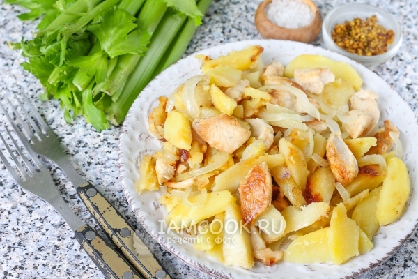 Foto smažené brambory s kuřecím masem v pánvi