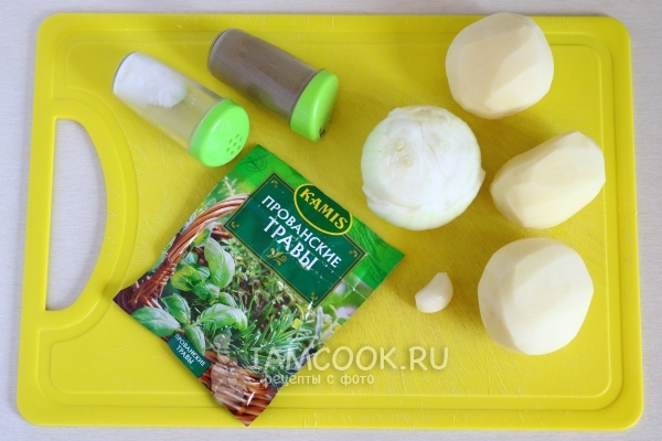 Съставки за пържени картофи с лук в тиган