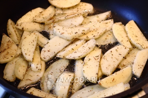 Βάλτε τις πατάτες σε ένα τηγάνι
