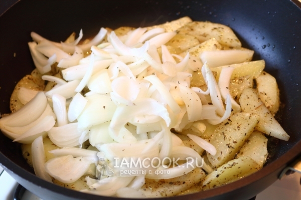 Сложете лук и чесън на картофи