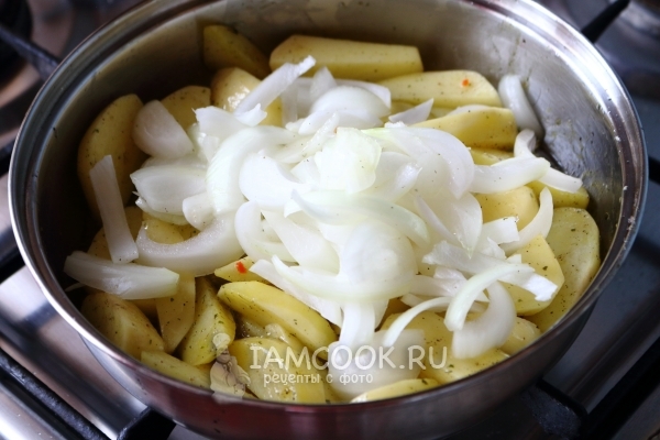 Сложете лук и картофи
