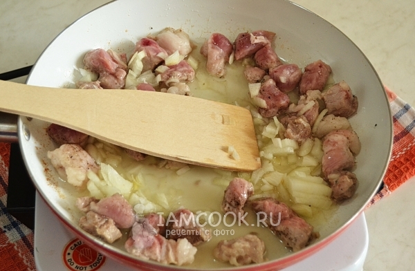 Friggere le cipolle con la carne