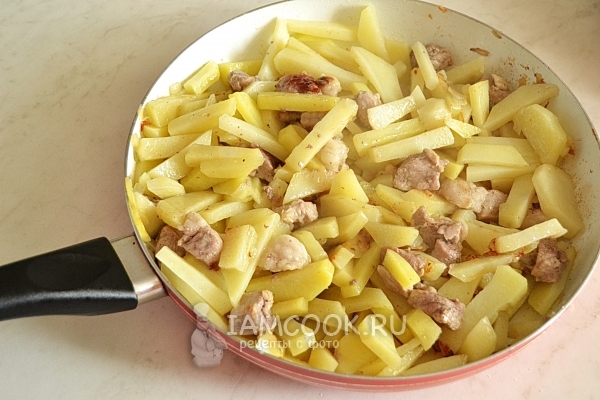 Una ricetta per patate fritte con carne di maiale in padella