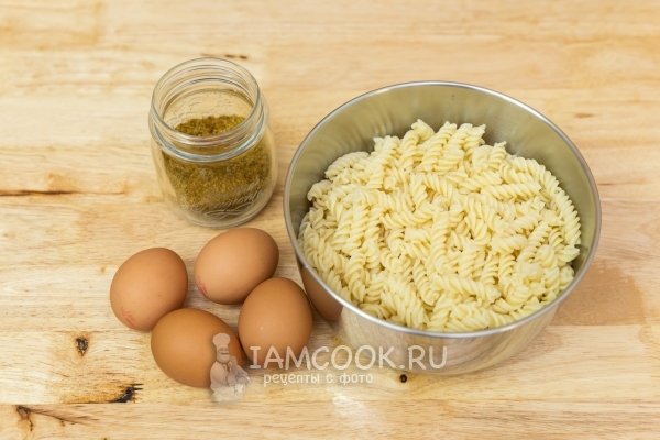 Ingredienser til stegt pasta med æg