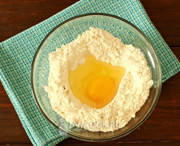 Arahkan telur ke tepung