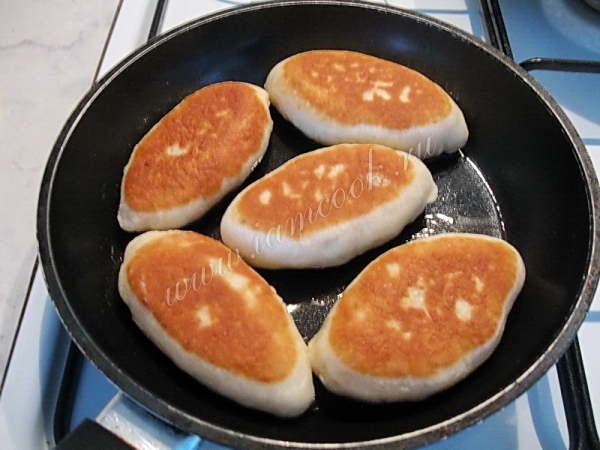 用平底锅煎肉和蘑菇馅饼