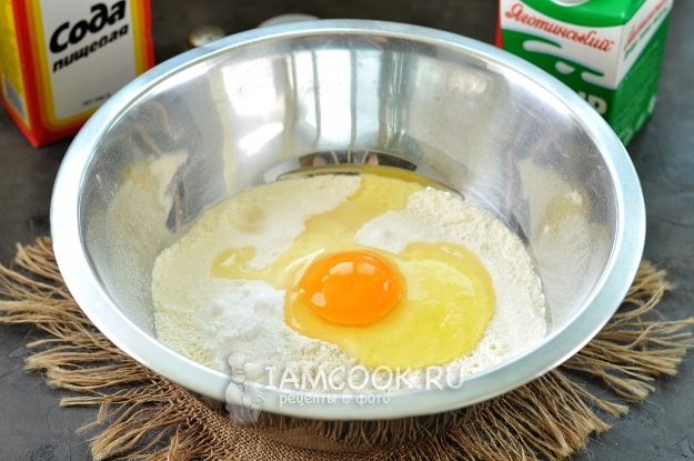 Drive the egg into the flour
