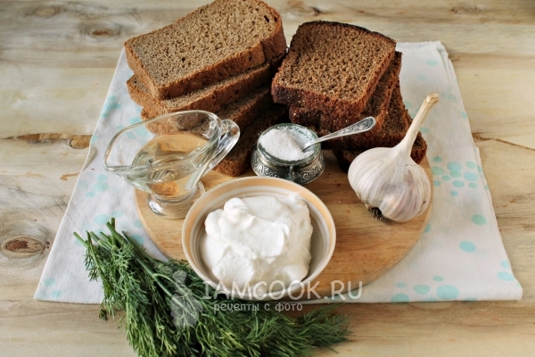 المكونات للخبز المقلي مع الثوم