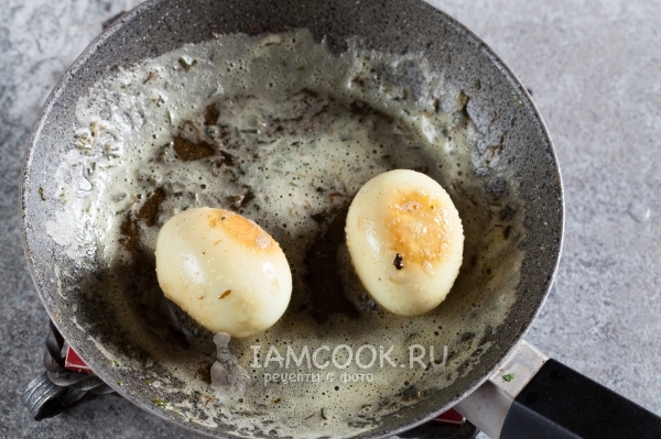 把鸡蛋放在平底锅上