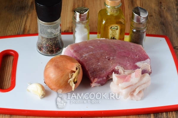 مكونات اللحم المشوي مع البصل في مقلاة