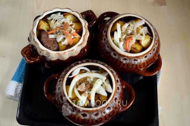 Put meat and vegetables in a pot