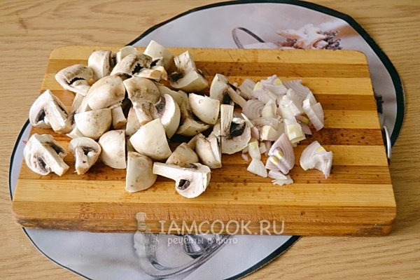 切洋葱和蘑菇