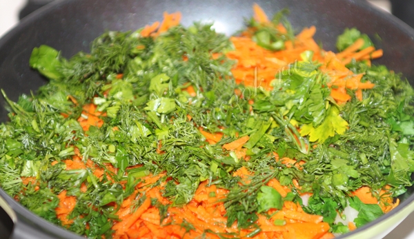 在煎锅里用绿色的胡萝卜