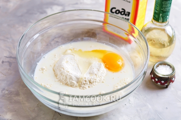 Комбинирайте брашно, яйце и кисело мляко