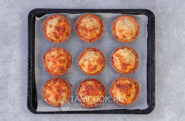 Ready julienne in tartlets with mushrooms and cheese